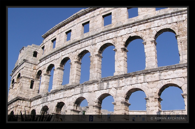 Pula_Coliseum_01.jpg